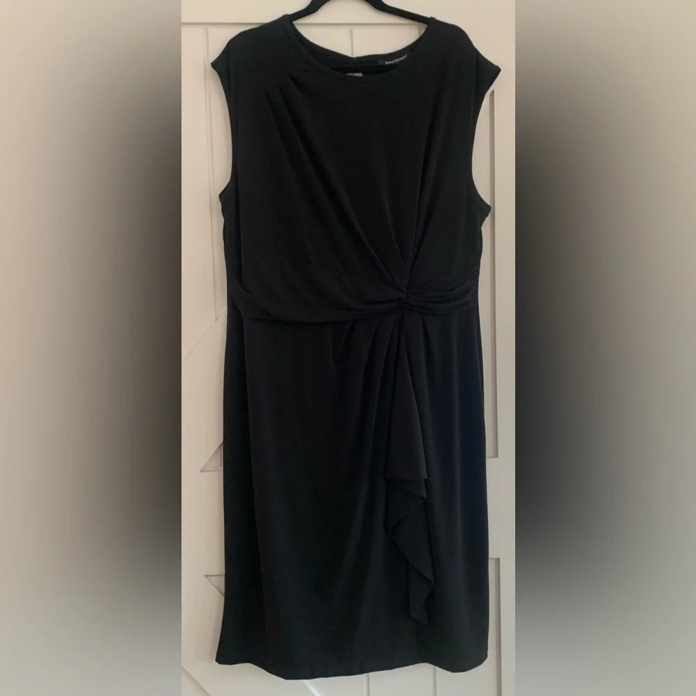 18/20 Ashley Stewart Black Simple, Sleek Sleeveless Ruched Side Dress.